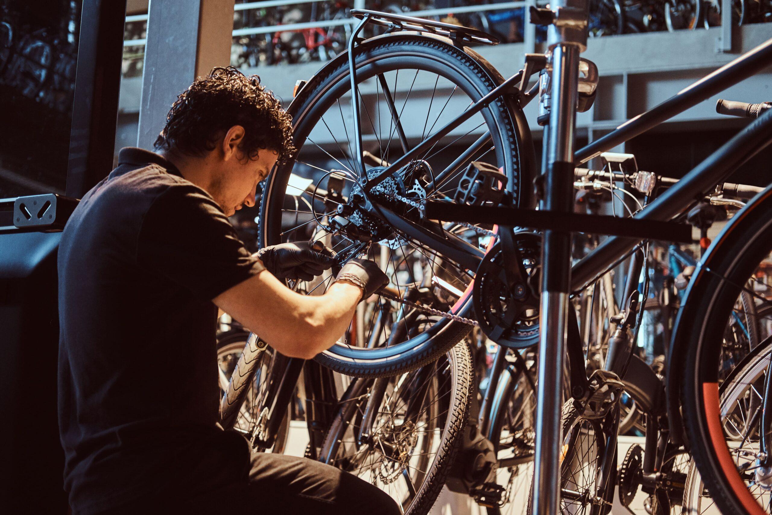 Le mécanicien répare un vélo dans son atelier - Accompagnement entreprise en bretagne