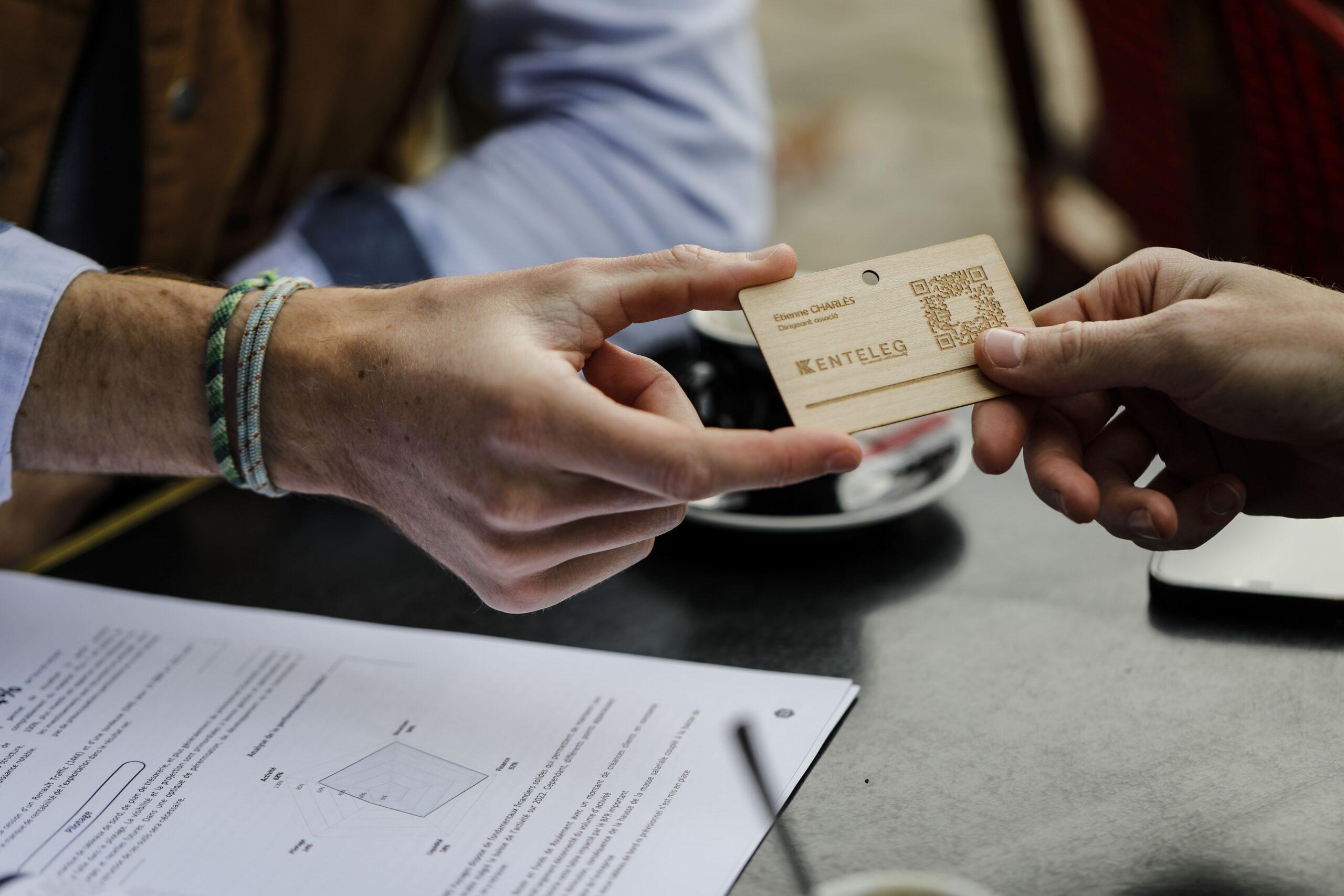Carte professionnelle Kenteleg en bois - accompagnement d entreprise en bretagne
