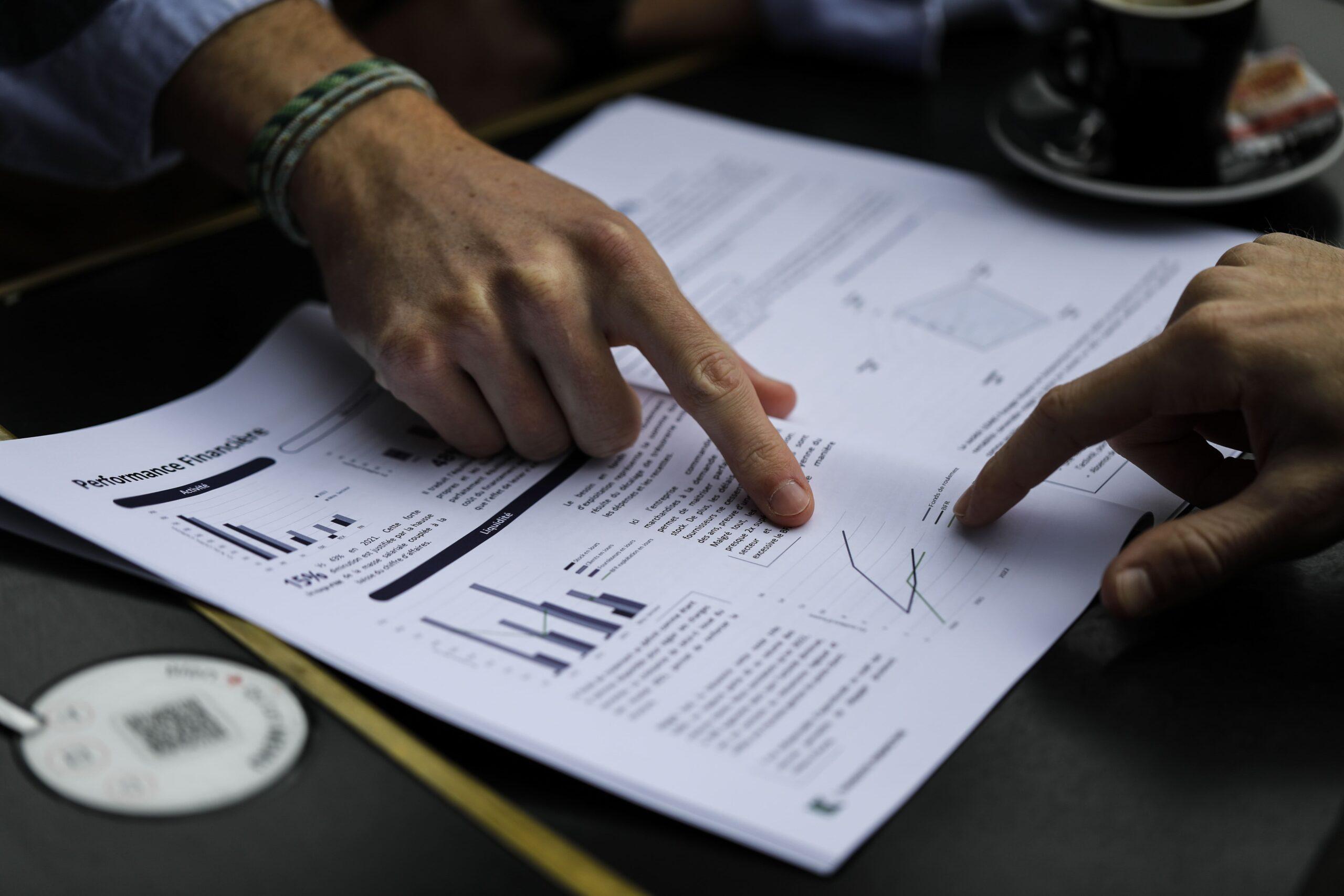 Photo de documents d'analyse de la performance financière d'une entreprise - Accompagnement d entreprise en bretagne