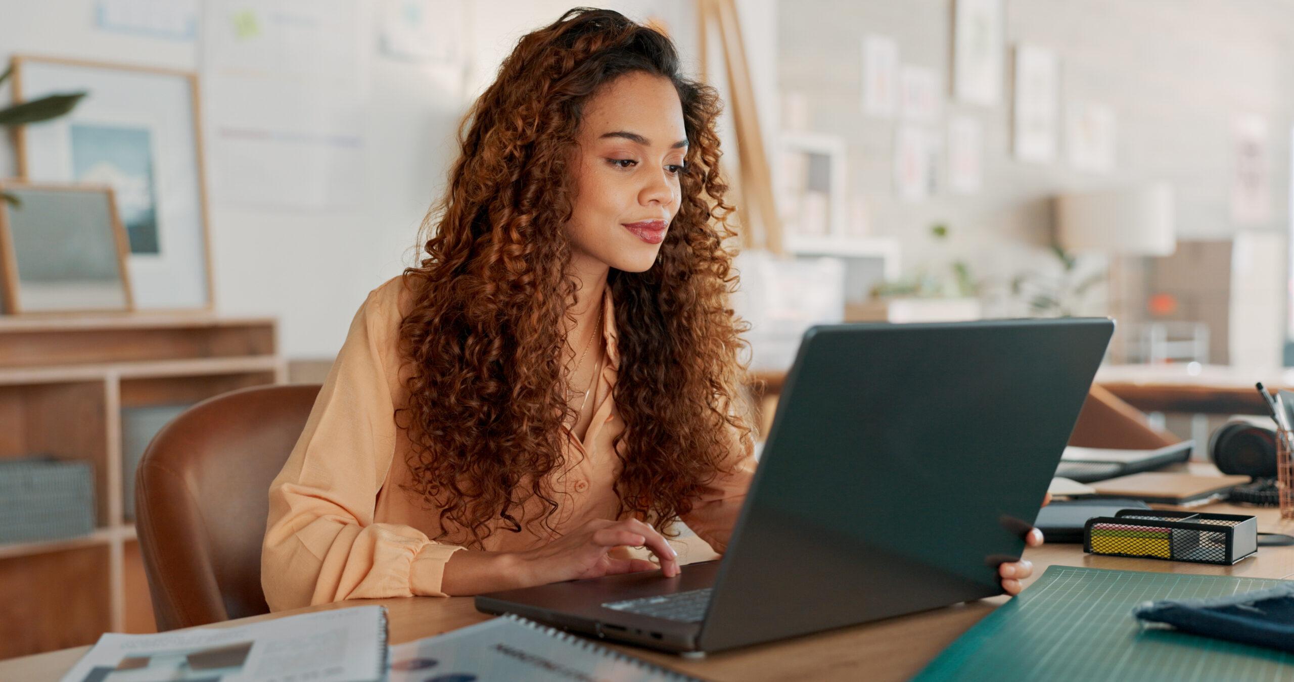 Femme qui cherche quelle est la bonne forme juridique pour son entreprise - KENTELEG